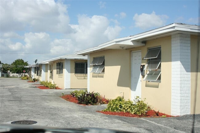 Building Photo - 2910 NW 92nd St Unit 2930