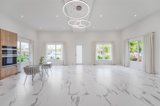 Photo - 635 SW 9th St