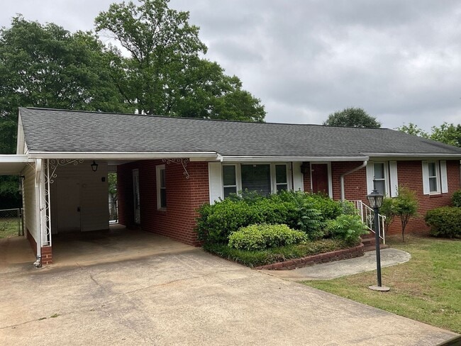 Building Photo - Available Now!!! Spacious Four bedroom home in Gastonia.