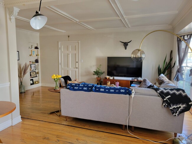 Living Room - 10550 Moorpark St Apartments Unit 10550