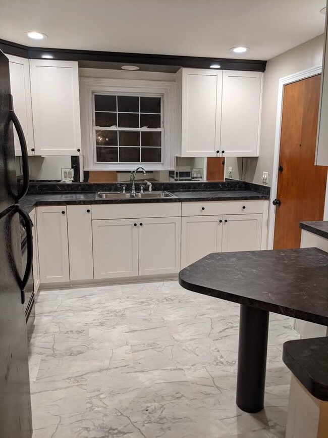 Building Photo - 71 Delham Ave Unit 3 Bedroom Upper Rental
