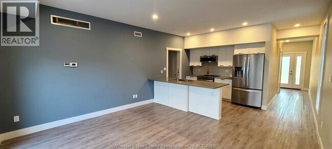 Photo - 550 Sandison St