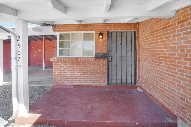 Gorgeous Spacious Duplex Close to shopping... - Gorgeous Spacious Duplex Close to shopping... House