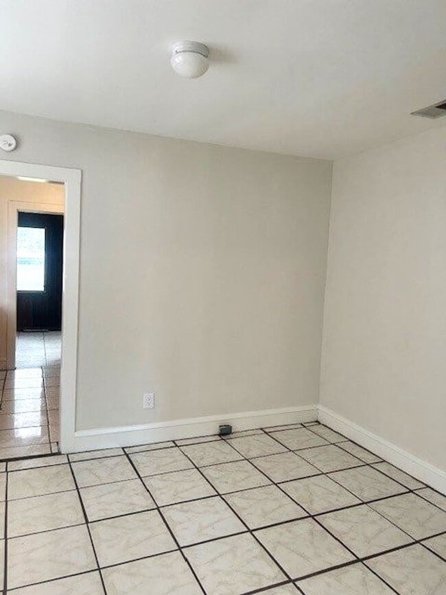Photo - Spacious 2 bedroom 1 bath with sunroom and...
