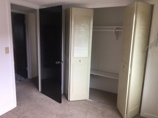 Puerta del armario del dormitorio mirando al baño - Gilcrest Apartments - Utilities Included