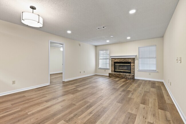 Photo - 2107 Hamilton Pl S