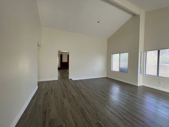 Building Photo - Beautiful: 3 Bedroom 2 Bath Single Family ... Rental
