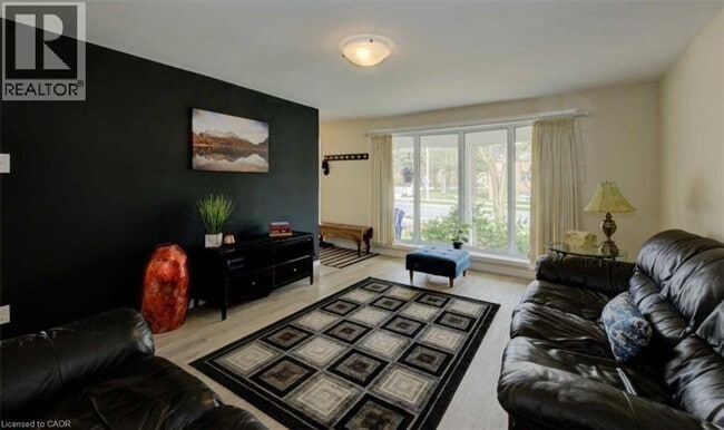 Photo - 275 Kingswood Dr