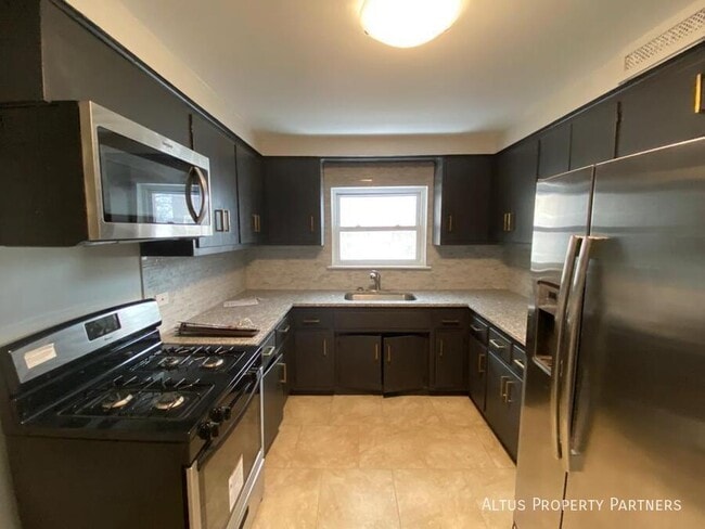 Building Photo - 2439 W 116th St Unit 2East