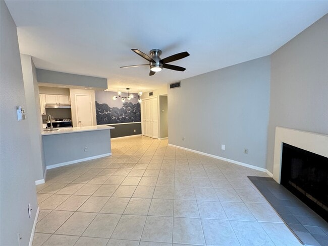 Building Photo - 2120 El Paseo St Unit 2305