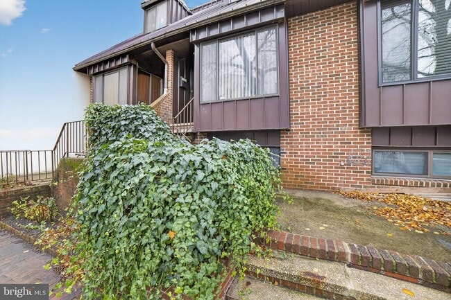 Building Photo - 105 Jackson St