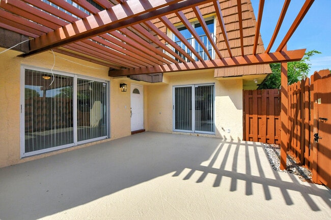 Building Photo - 2555 Albatross Rd N Rental