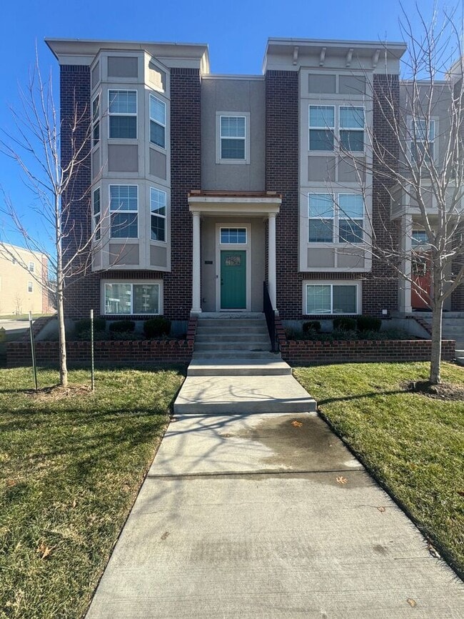 Building Photo - Luxury 3BR 3.5BA Home w/ Deck + Garage in Kansas City