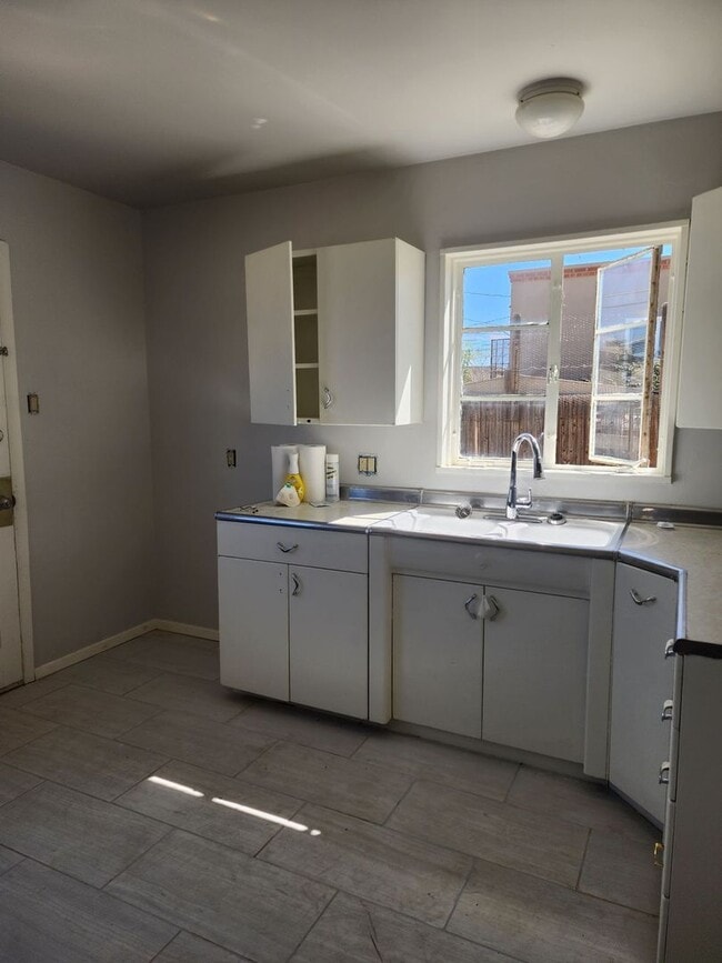 Photo - 402 E 18th St Unit 402 1/2