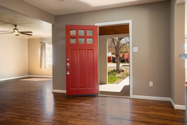 Photo - 505 Carlisle Blvd NE