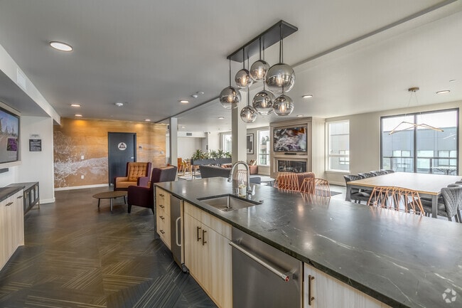 Sky Lounge - Ion Town Center Apartments