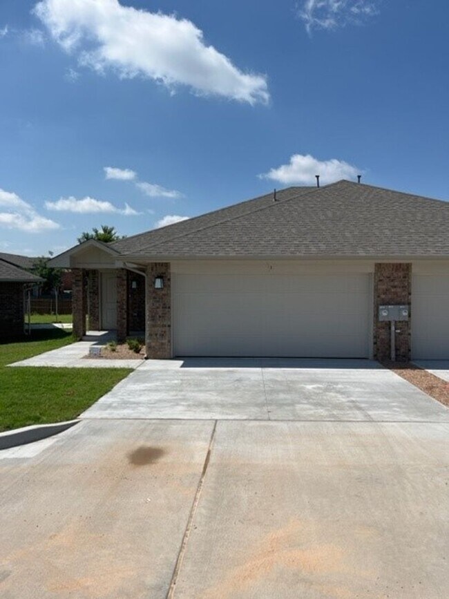 Building Photo - 1st Month Free! Rental