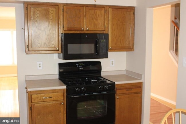 Photo - 611 Suffield Dr