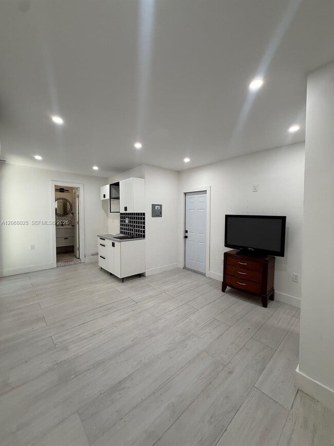 Building Photo - 1140 N Douglas Rd Unit 1