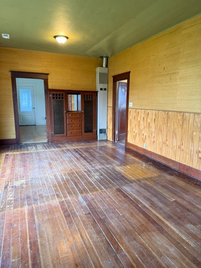 Photo - Large 2 bedroom 1 bath with bonus room