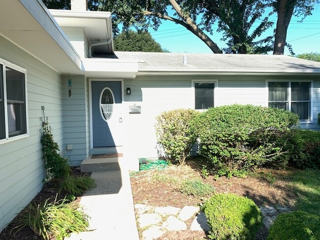 Building Photo - 1126 Laurel Ln