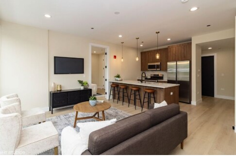Building Photo - 3043 W Irving Park Rd Rental