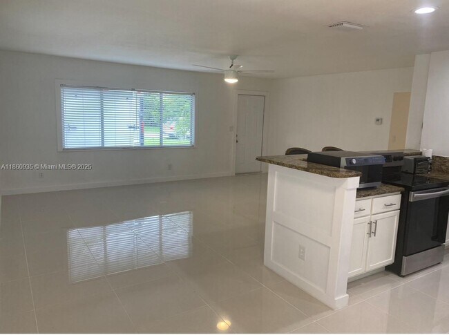 Photo - 5237 Warren St