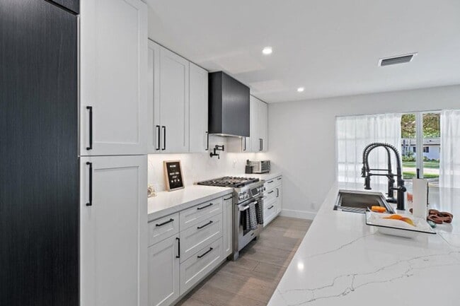 Photo - 4193 Hyacinth Cir N