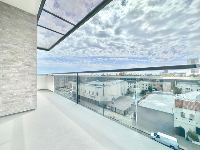 Photo - 838 S La Brea Ave