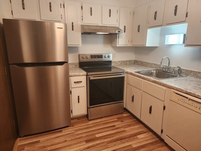 Building Photo - 52 Swanson Ct Unit B34