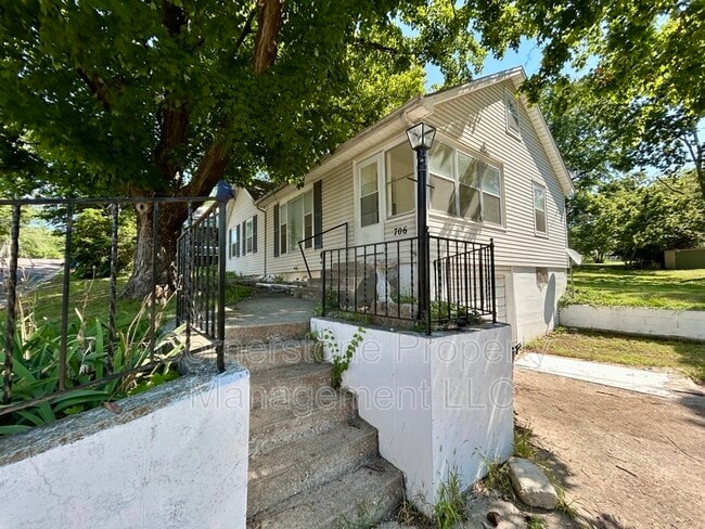 Building Photo - 706 Locust St Rental