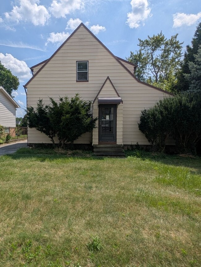 Building Photo - A charming 3-bedroom, 1-bathroom in Maple Heights Unit Rear
