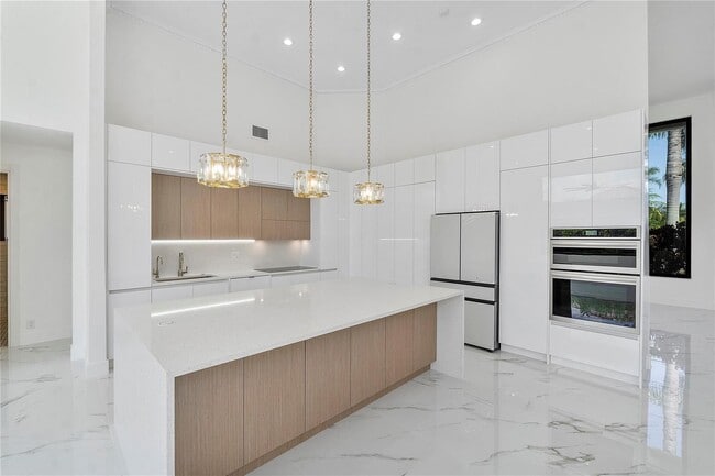 Building Photo - 410 Sabal Way