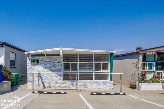 Building Photo - Modern 3Bdm 1Ba Duplex Home in Desirable Point Loma Heights Neighborhood!