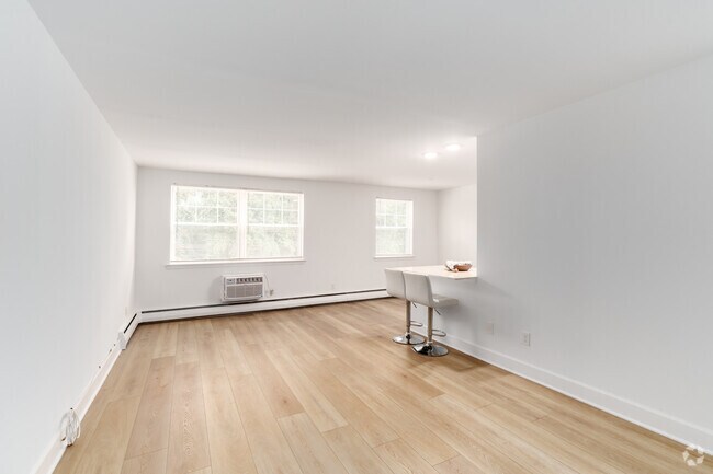 2BR, 1BA - 990SF - Living Room