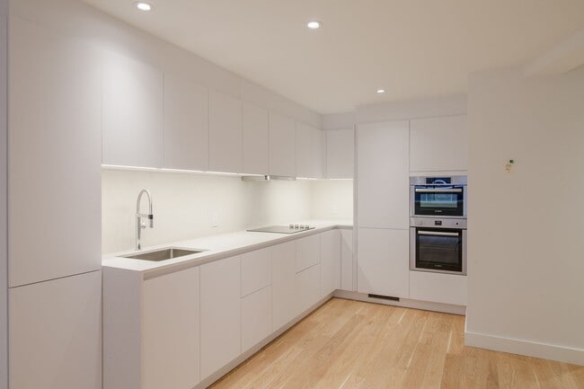 Building Photo - 4580 Chemin Queen Mary Unit 210