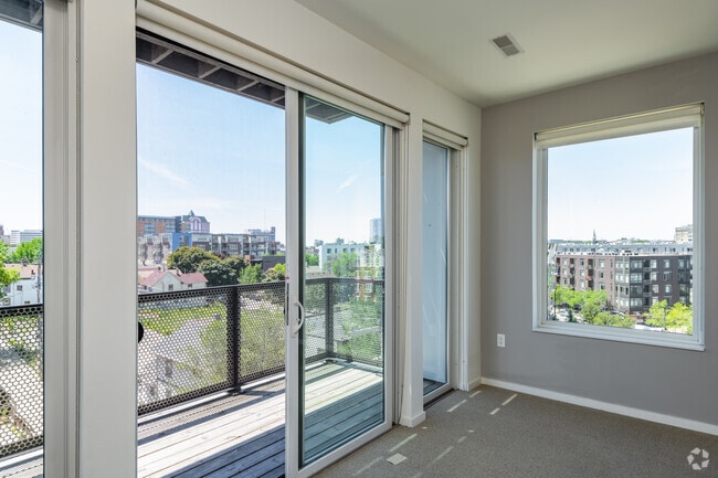 1BR, 1BA - 820SF