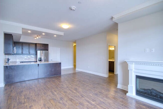 Photo - GORGEOUS 2+DEN WITH TWO BATHS IN NW LONDON Unité 1003