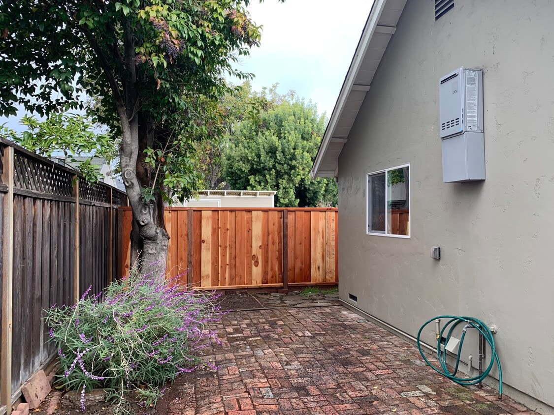 Modern new house with lots of lights and brand new appliances - 463 Rosewood Ave (San Jose, CA)