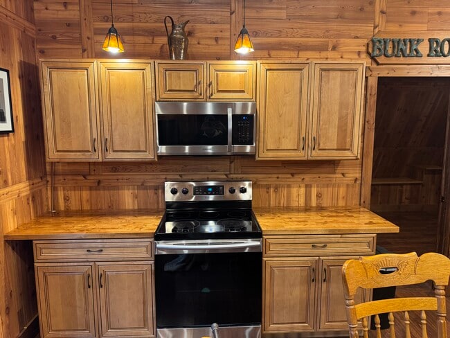 Photo - 324 Messenger Rd