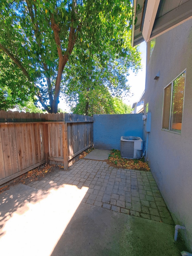 Photo - Comfortable 2 Story Condo By Fresno State!