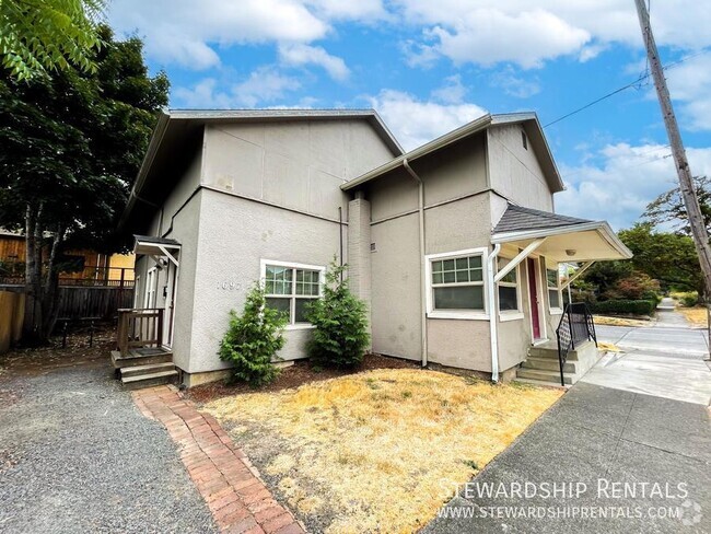 Building Photo - Spacious house in quiet neighborhood