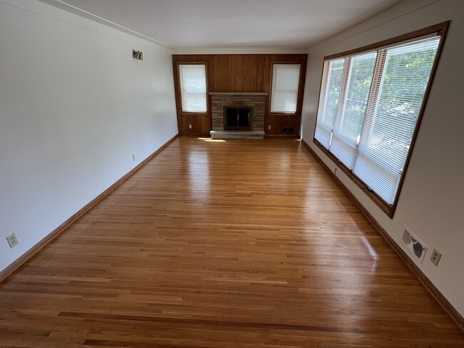 Photo - 3121 Roosevelt St NE