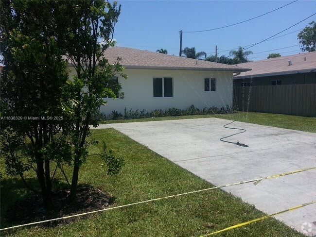 Building Photo - 3125 SW 16th Ter Unit 0 Rental