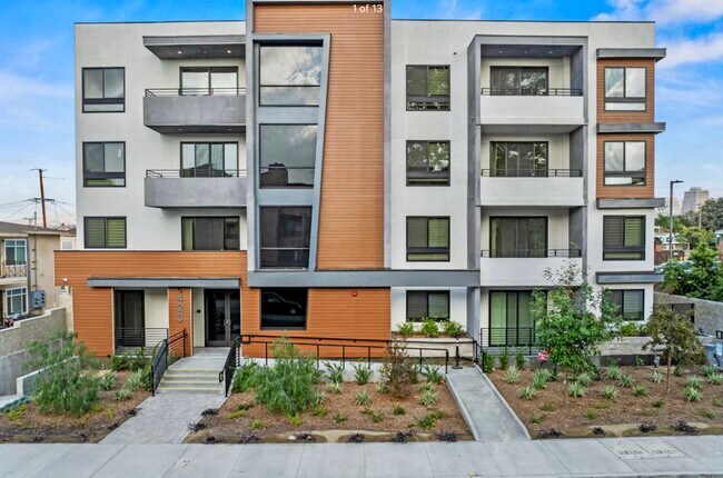 Photo - 423 Oak St Unidad 301frontcorner