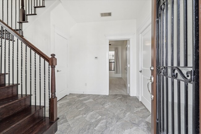 Photo - 830 W 19th St