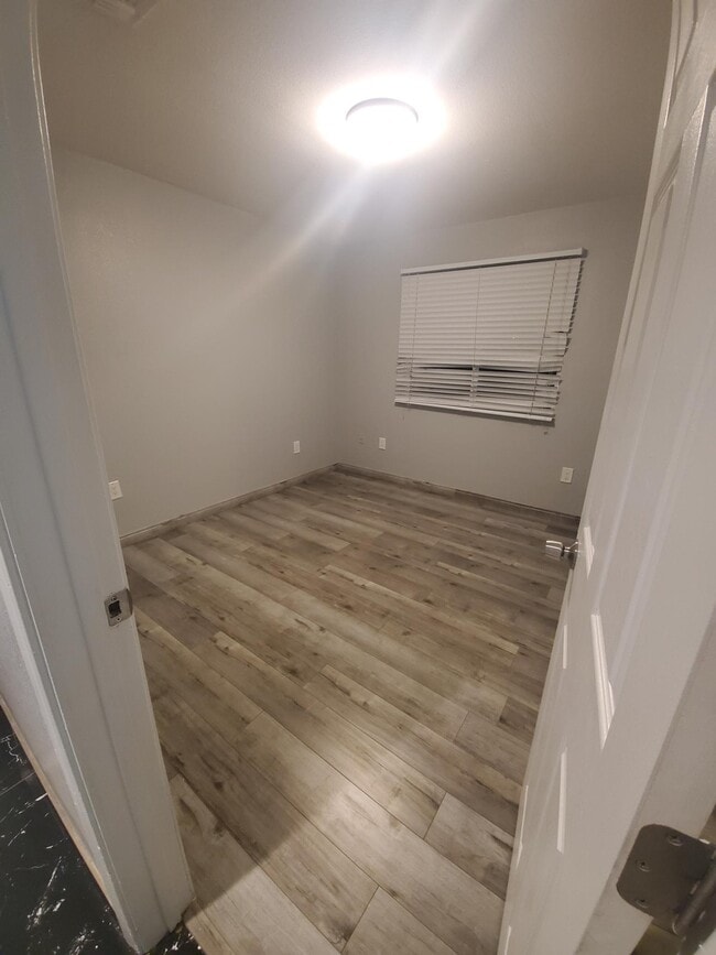 Building Photo - 511 E Roeser Rd Unit B