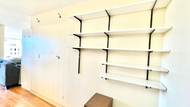 FULLY FURNISHED STUDIO IN KING MANOR! CLOS... - FULLY FURNISHED STUDIO IN KING MANOR! CLOS... House