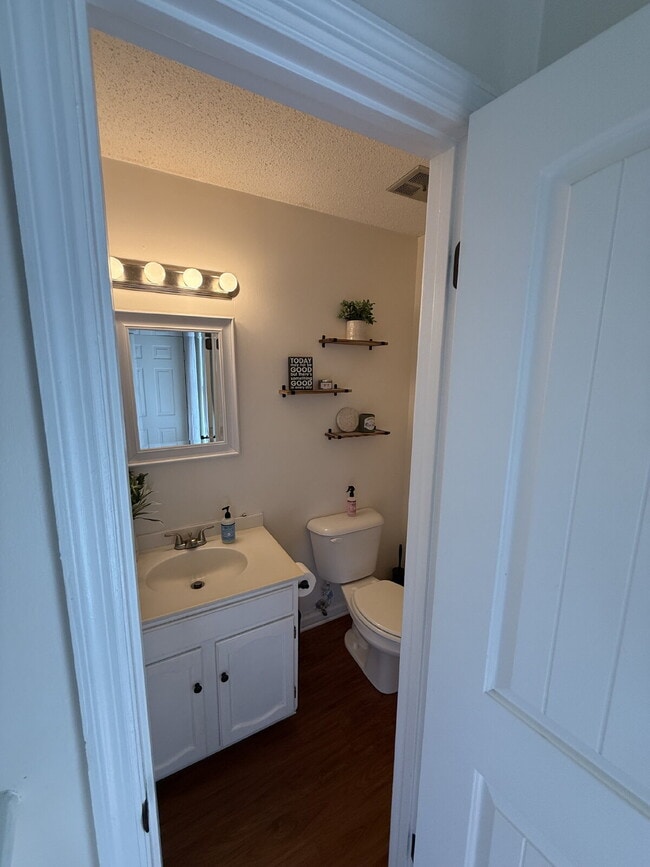 Photo - "Charming 3-Bedroom Townhouse Retreat in Beaufort - Spacious 1742 sq ft on Battery Lane!"
