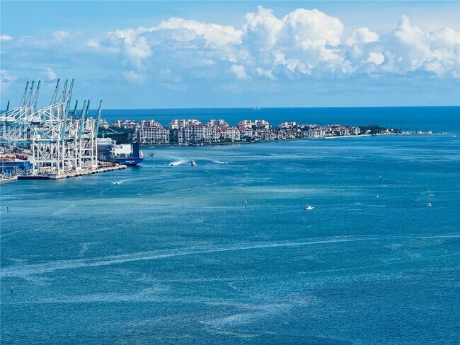 Building Photo - 325 S Biscayne Blvd Unit 3215 Rental